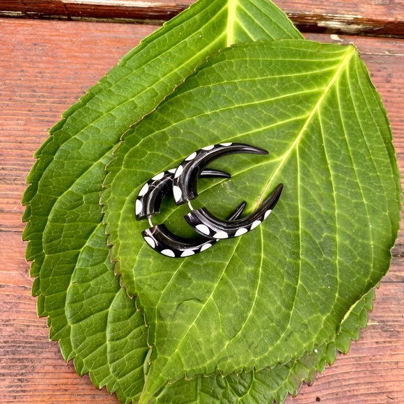 🌈 3/$20 HORSESHOE FAKE GAUGE BUFFALO HORN WHITE POLKADOT DROP EARRINGS - Picture 2 of 3